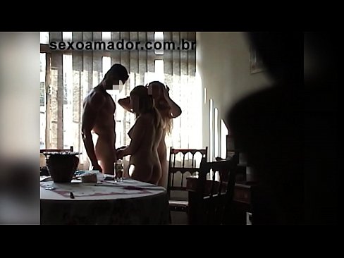 ❤️ Inimbitahan ng mga sex friends ang isang higanteng lalaki at isang threesome kasama niya ❤️ Anal porn sa amin ﹏