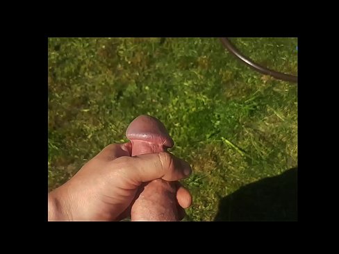 ❤️ Hot hottie gets kanyang pink puki fucked at cums sa isang pumulandit sa isang summer garden ❤️ Anal porn sa amin ﹏